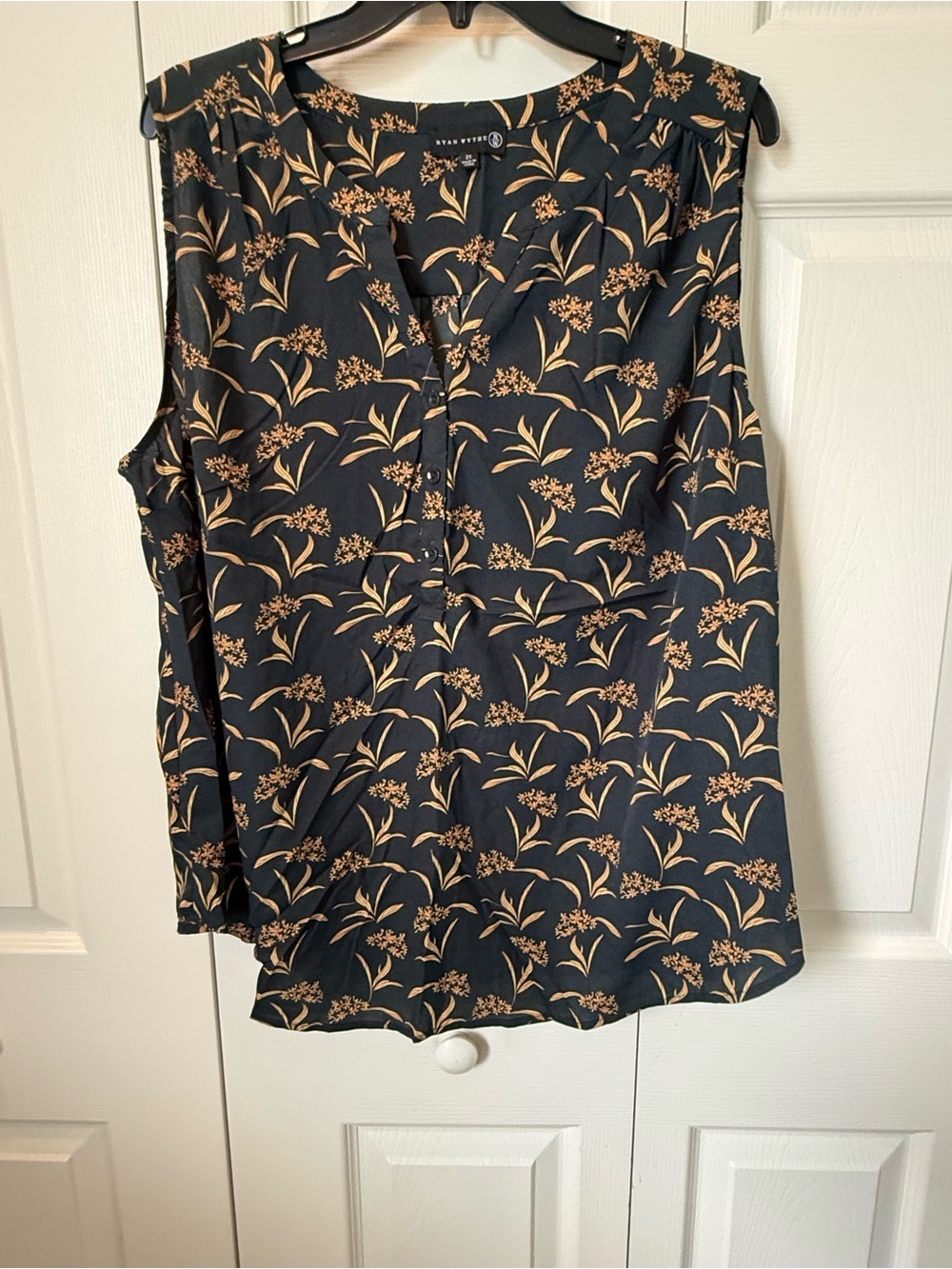 # Sleeveless 2X Floral-Print Tank in Black and Tan